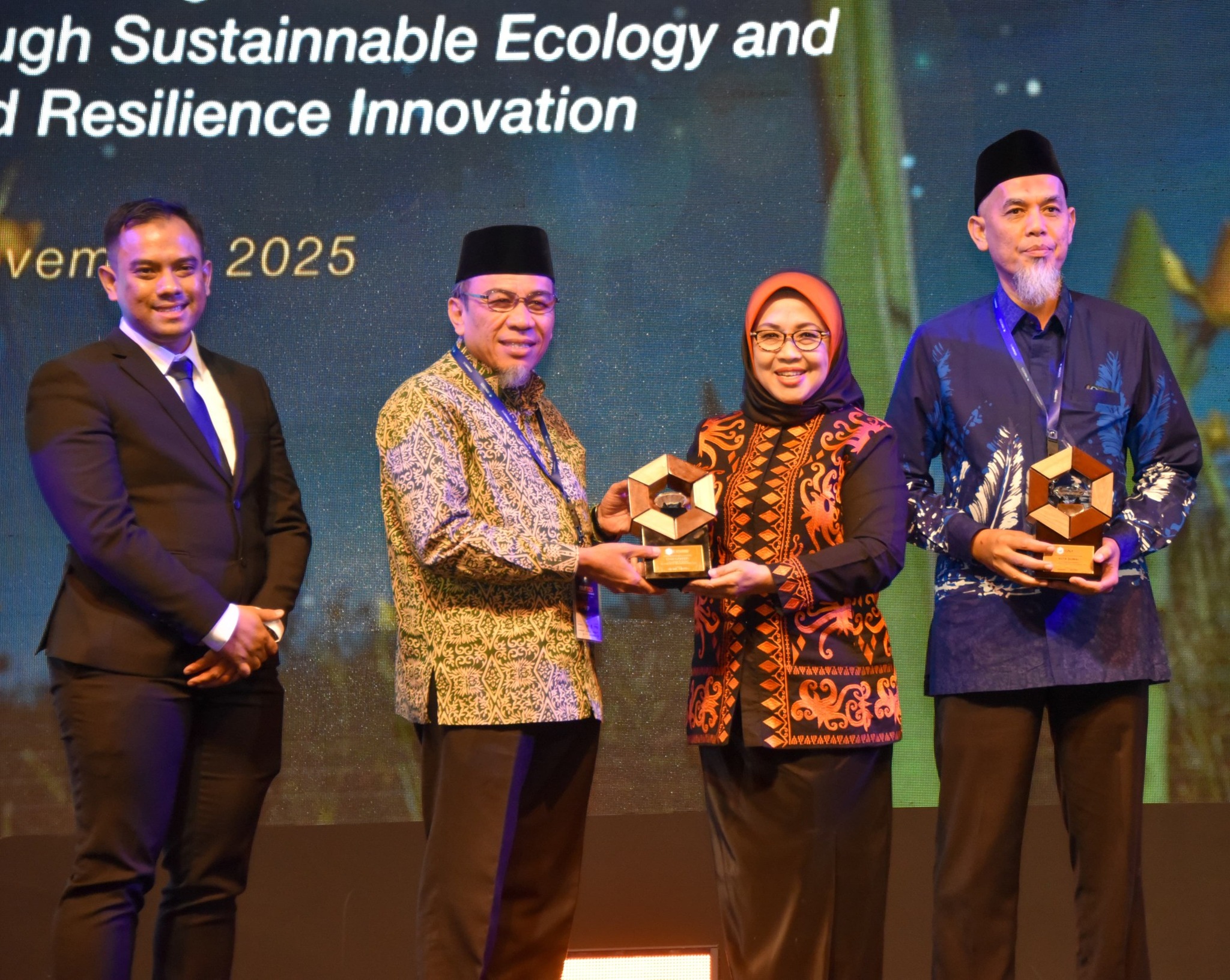 Wakil Wali Kota Padang Maigus Nasir menerima penghargaan ISNA 2025 di ICE BSD City, Tangerang Selatan, Sabtu malam (8/11/2025).