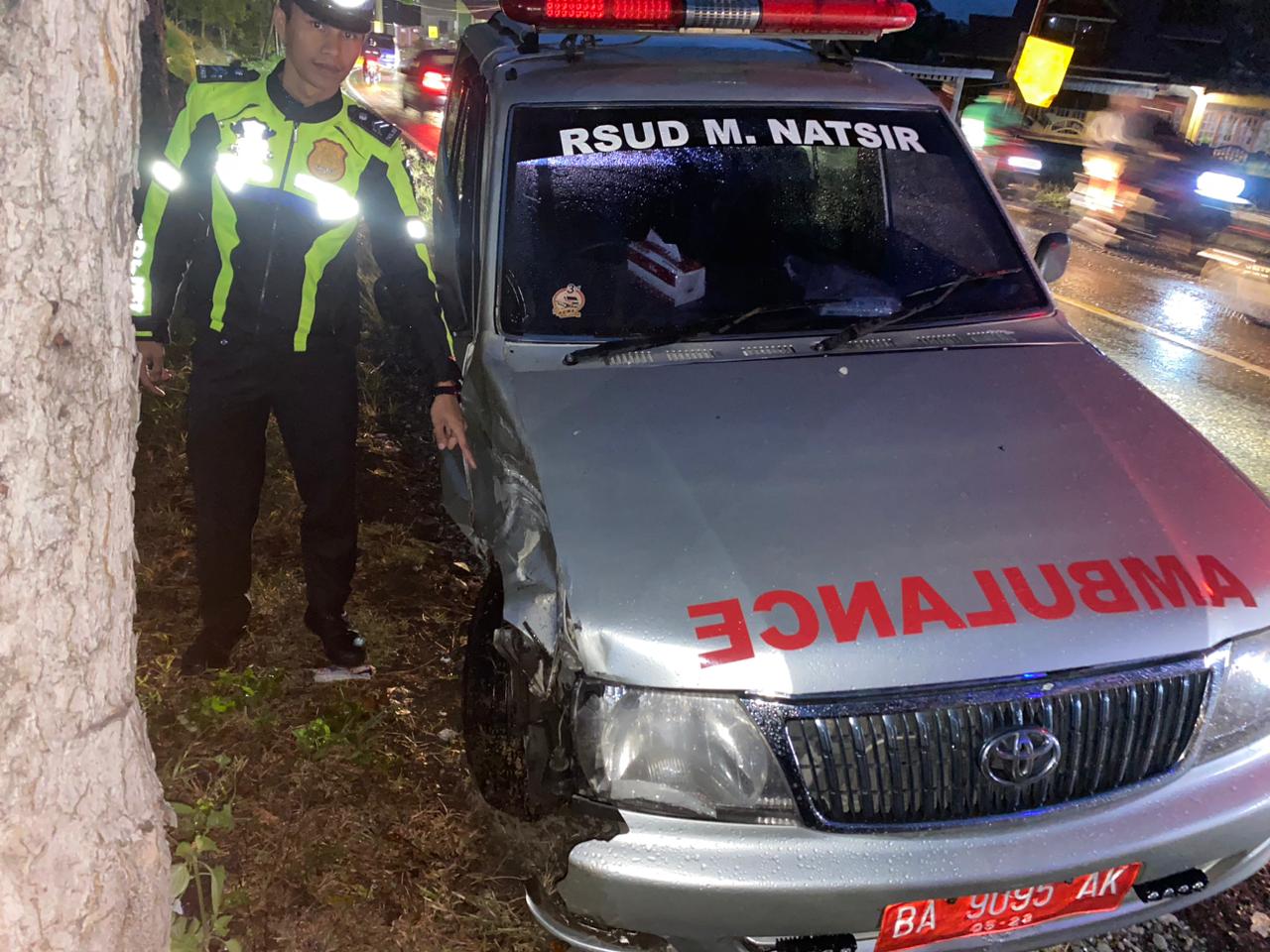 Ambulans RSUD M. Natsir terlibat tabrakan dengan Daihatsu Terios di tikungan Sungai Rotan, Kabupaten Solok, Sabtu sore (8/11/2025). (Foto: Satlantas Polres Solok)