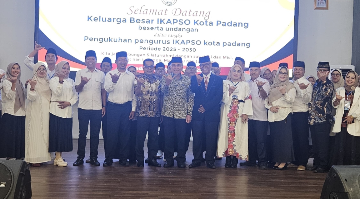 Wakil Bupati Pessel Risnaldi Ibrahim (lima dari kiri) foto bersama pengurus IKAPSO Padang usai pengukuhan. (Dok. Prokopim)