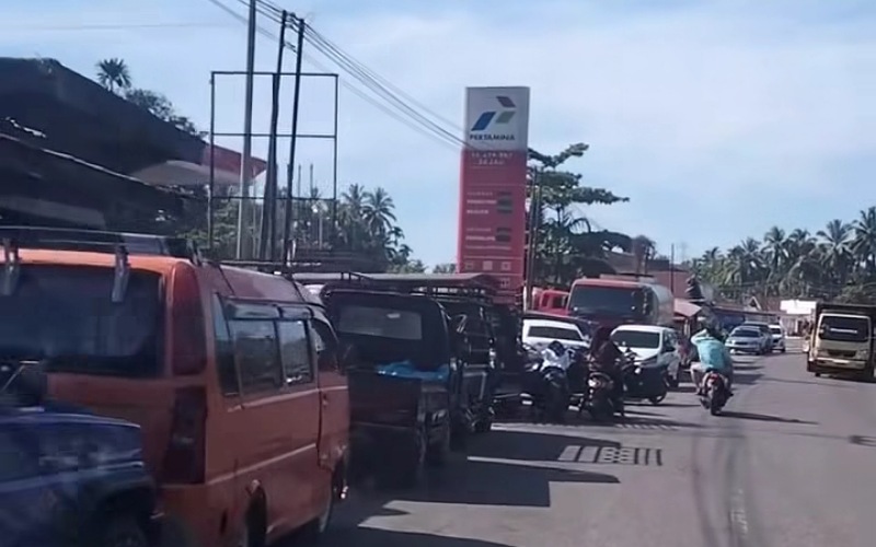 Antrian kendaraan yang mengisi BBM di sebuah SPBU di Kecamatan Linggo Sari Baganti, Pesisir Selatan, beberapa hari lalu. (Dok)