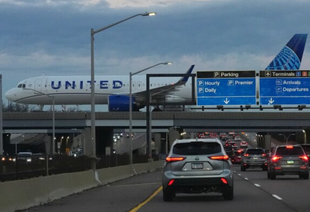 Maskapai AS mematuhi perintah FAA memangkas jadwal penerbangan di bandara utama sehingga menimbulkan antrean penumpang dan pembatalan.(Foto: AP)