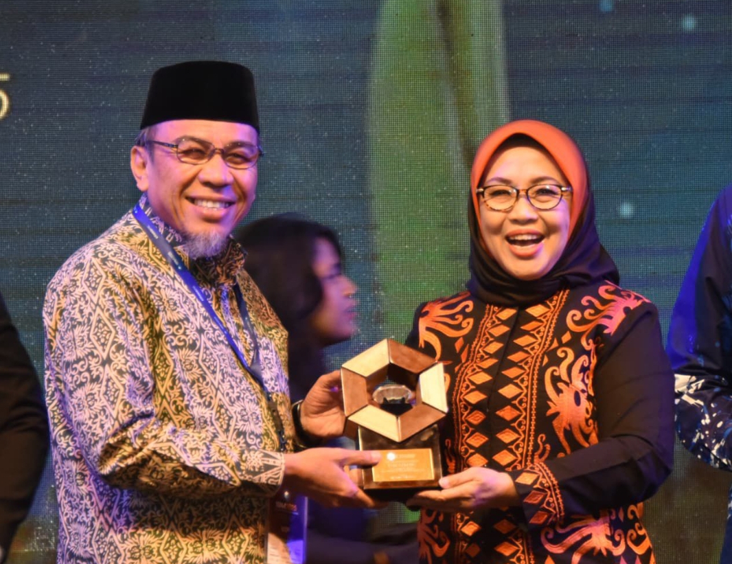 Wakil Wali Kota Padang Maigus Nasir menerima Special Award ISNA 2025 di ICE BSD City, Tangerang Selatan, berkat inovasi Program Smart Surau..(Foto: Prokopim)