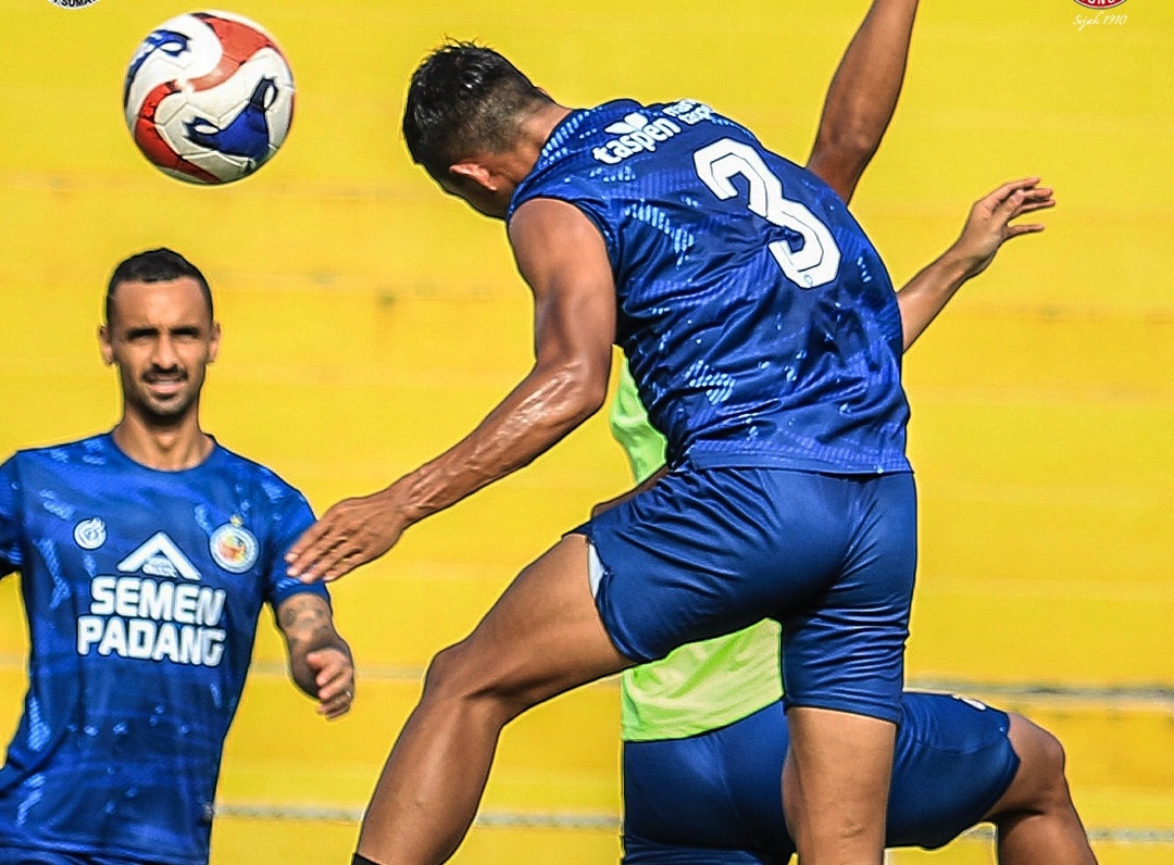 Para pemain Semen Padang FC berlatih serius jelang laga kontra Borneo FC di pekan ke-12 BRI Super League 2025/2026 di Stadion Haji Agus Salim, Padang.(Foto: IG Semen Padang FC)