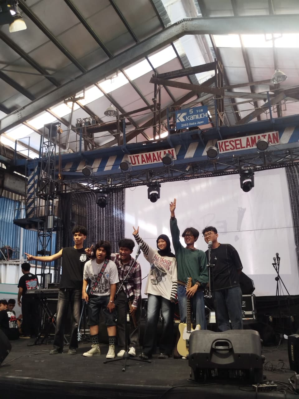 Personel RARE menyapa penonton usai perform.