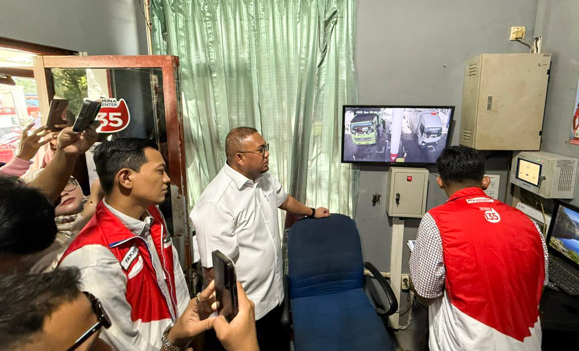 Anggota Komisi VI DPR RI Andre Rosiade meninjau pelayanan BBM di Jalan Bypass Padang bersama tim Pertamina Patra Niaga Sumbagut, Minggu (9/11/2025).