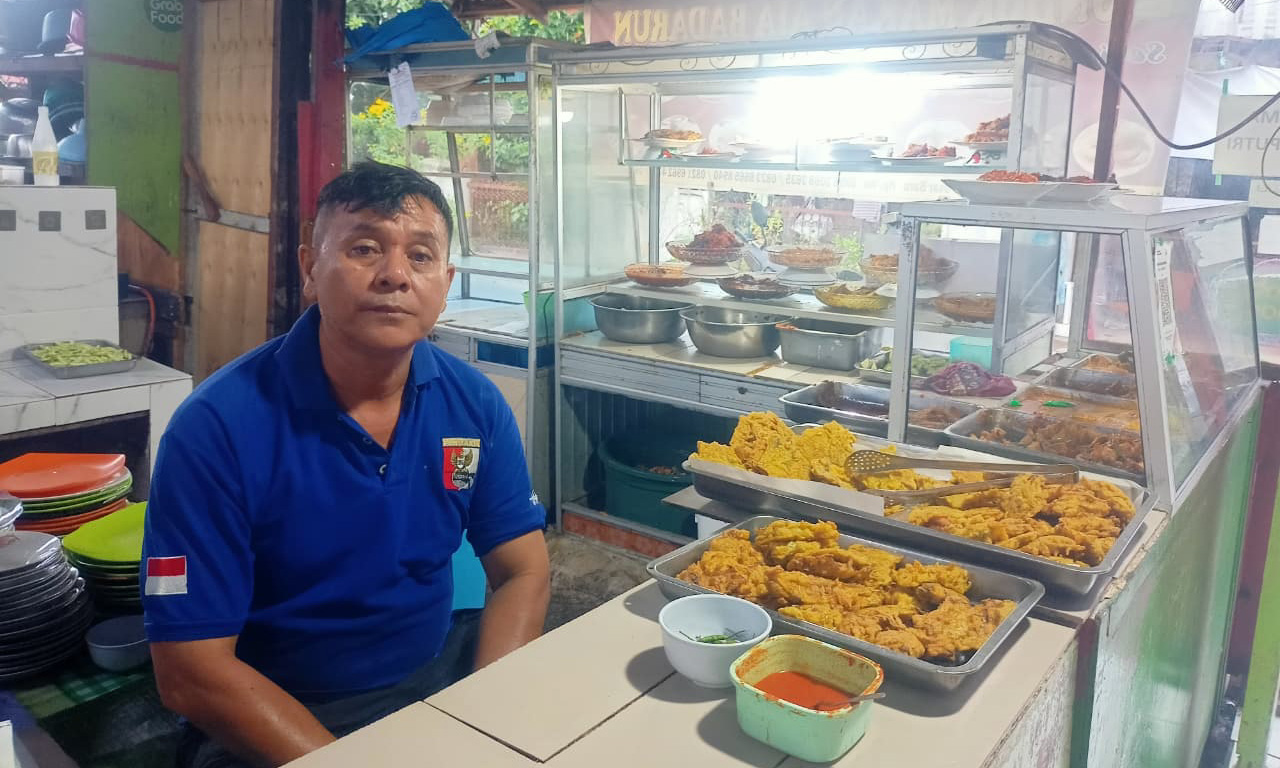 Rumah makan sederhana Pondok Ayia Badarun di Jalan Irigasi, dekat Puskesmas Pauh, tetap menjadi pilihan utama warga dan mahasiswa selama satu dekade terakhir. (Foto: Muhammad Reza Bayu Permana/Padeks)