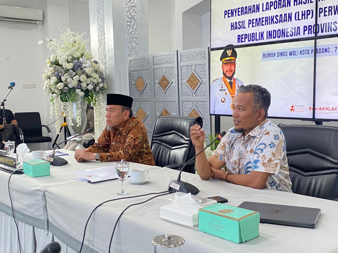 Kepala Ombudsman RI Perwakilan Sumbar, Adel Wahidi saat memaparkan LHA dan LHP tiga OPD di lingkungan Pemko Padang, beberapa waktu lalu.