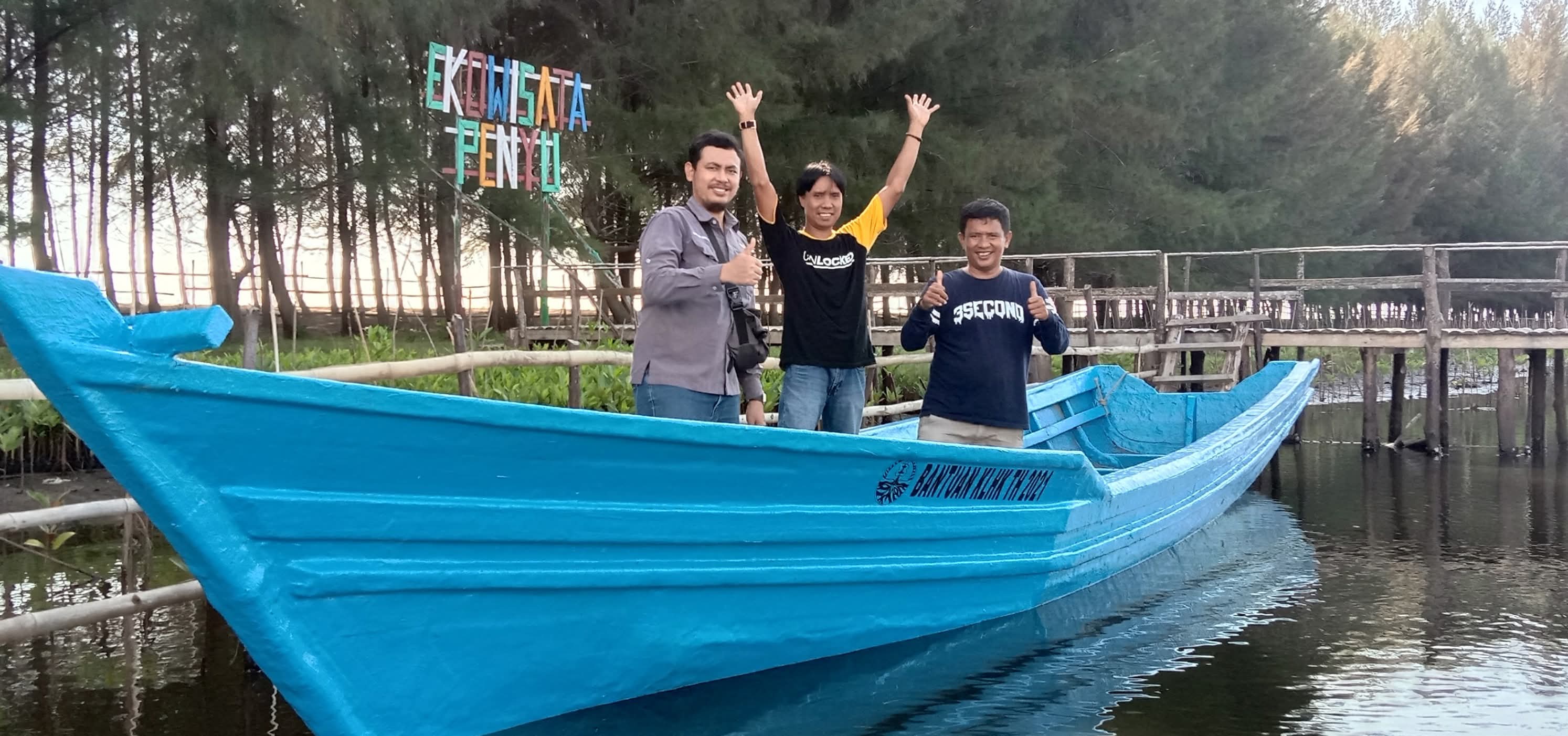 PERLU DIJAGA BERSAMA: Haridman (kanan) bersama pengunjung dengan latar keindahan cemara laut di Pantai Nagari Ampingparak, Kecamatan Sutera, Kabupaten Pesisir Selatan, beberapa waktu lalu.