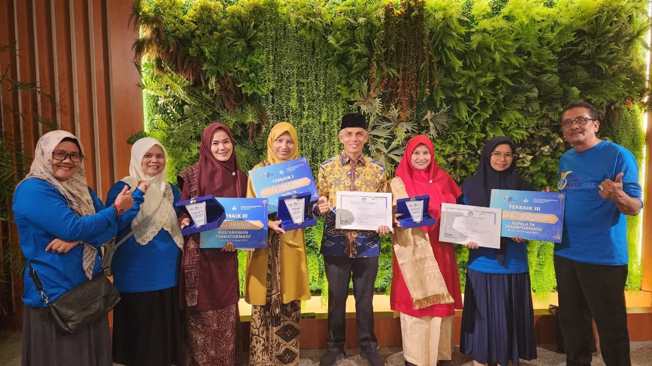PRESTASI: Kepala Dinas Pendidikan dan Kebudayaan Padangpanjang, Nasrul, bersama para penerima penghargaan GTK 2025 dan FLS2N yang mengharumkan nama daerah di tingkat provinsi dan nasional.