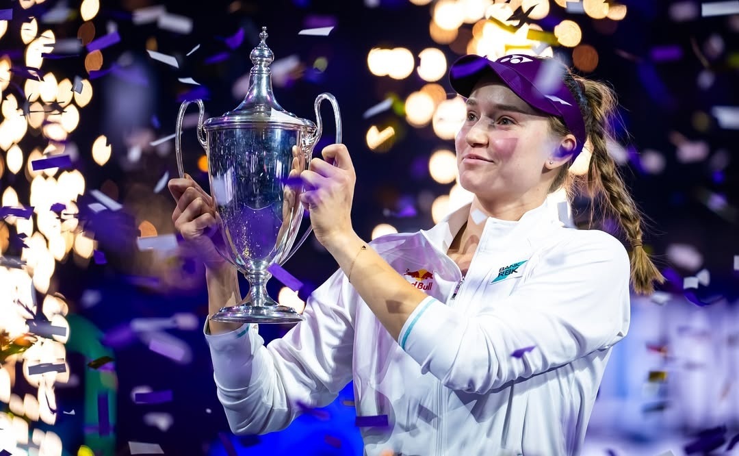 Elena Rybakina menyabet gelar juara WTA Finals pertamanya usai mengalahkan petenis nomor satu dunia Aryna Sabalenka di King Saud University Indoor Arena, Riyadh, Arab Saudi, pada Sabtu (8/11).