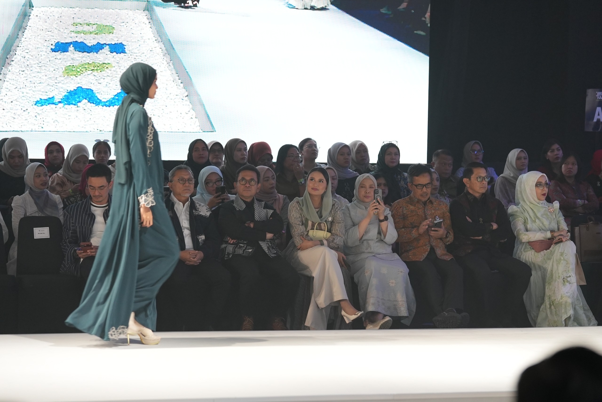 Menteri Perdagangan, Budi Santoso bersama Wamendag, Dyah Roro Esti mendampingi Menko Bidang Pangan, Zulkifli Hasan pada Parade 1 JMFW 2026 di Balai Kartini, Jakarta, Kamis (6/11).