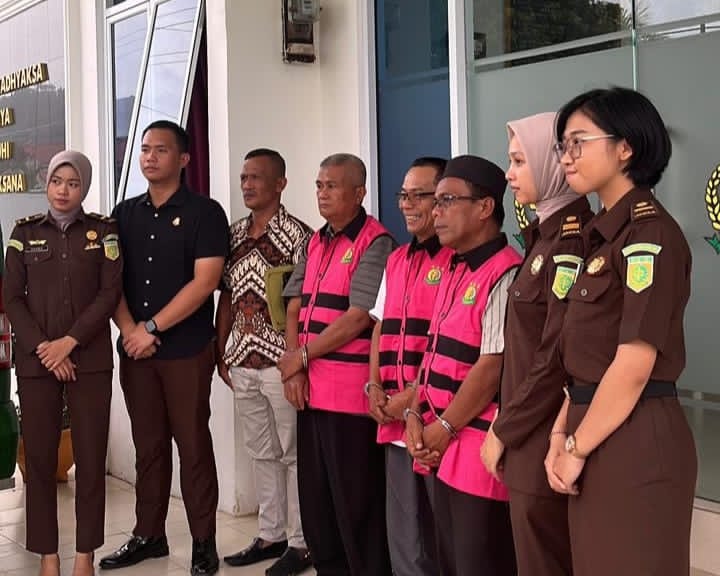 MENYITA PERHATIAN: Terlihat para tersangka saat diamankan tim penyidik Cabjari Balai Selasa, Jumat (7/11) lalu.
