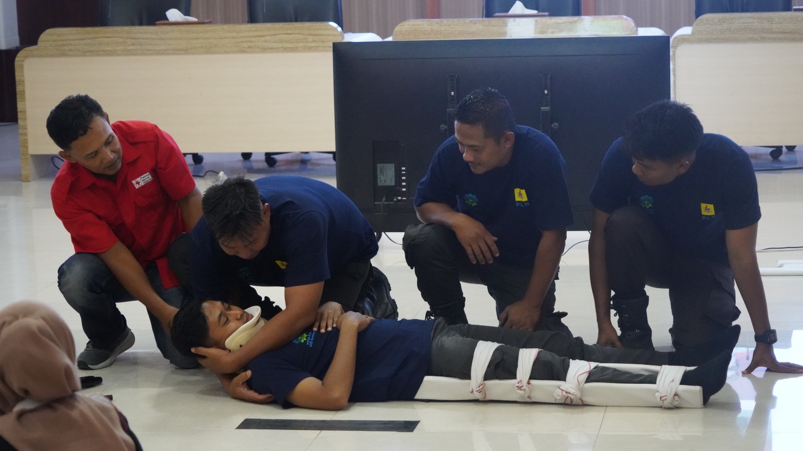 PLN UID Sumbar gelar simulasi tanggap darurat dan pelatihan RJP bersama Damkar dan PMI untuk perkuat kesiapsiagaan dan keselamatan kerja.