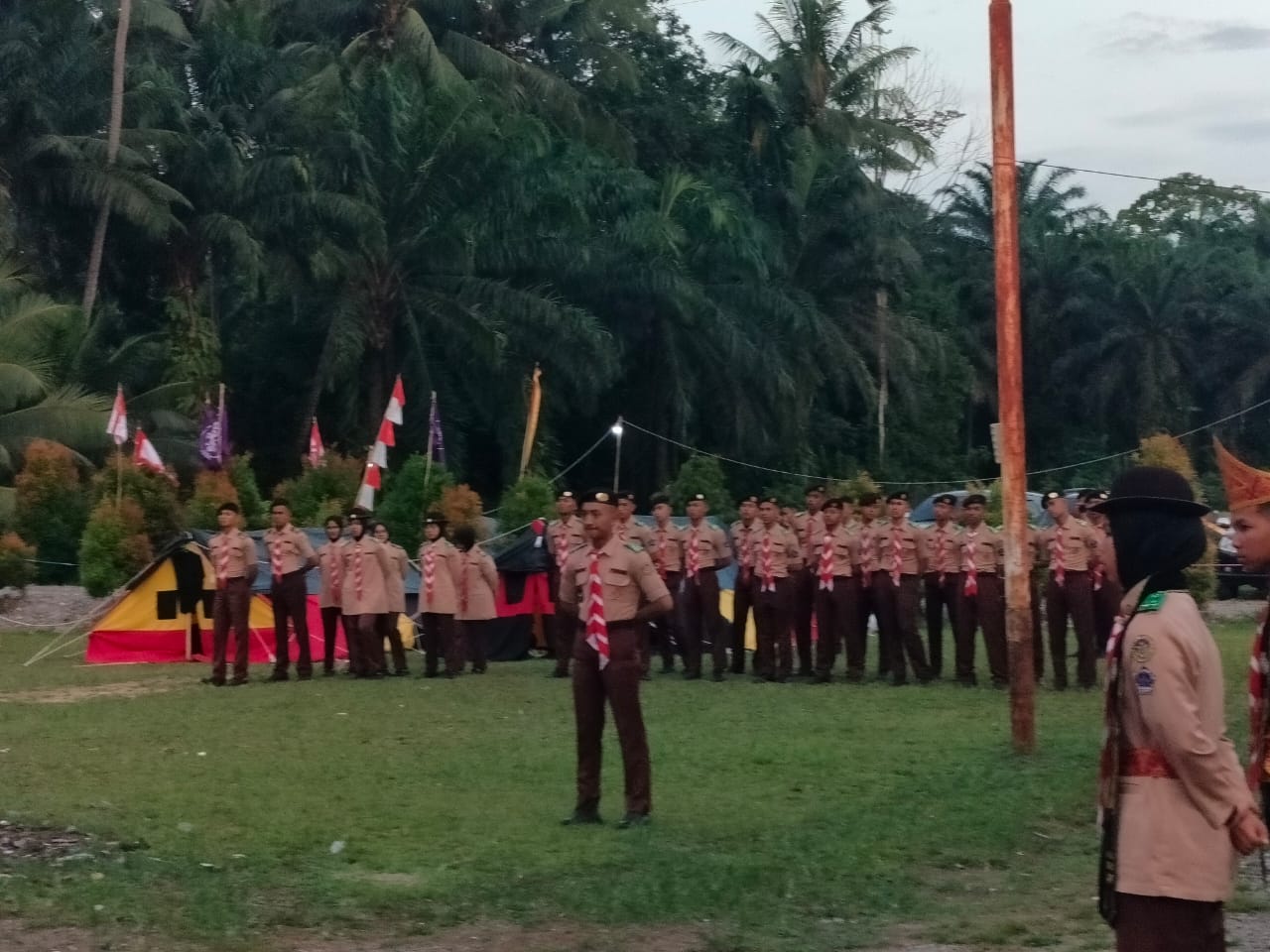 PERKEMAHAN: Ratusan pelajar SMAN Agam Cendekia mengikuti Perjusami di Bumi Perkemahan Garuda Mas, Manggopoh, Lubukbasung, Sabtu (8/11).