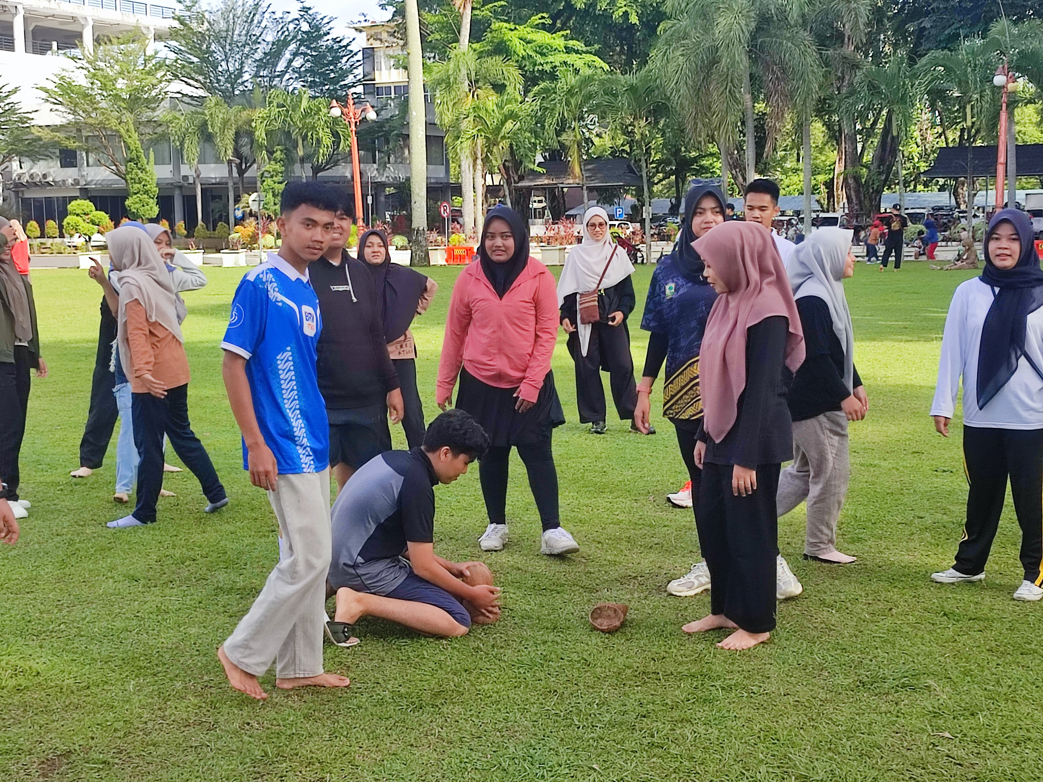 Komunitas Bermain Padang saat memainkan permainan lempar sandal di Lapangan Kantor Gubernur Sumatera Barat. (Foto: Riyadhatul Khalbi/Padeks)