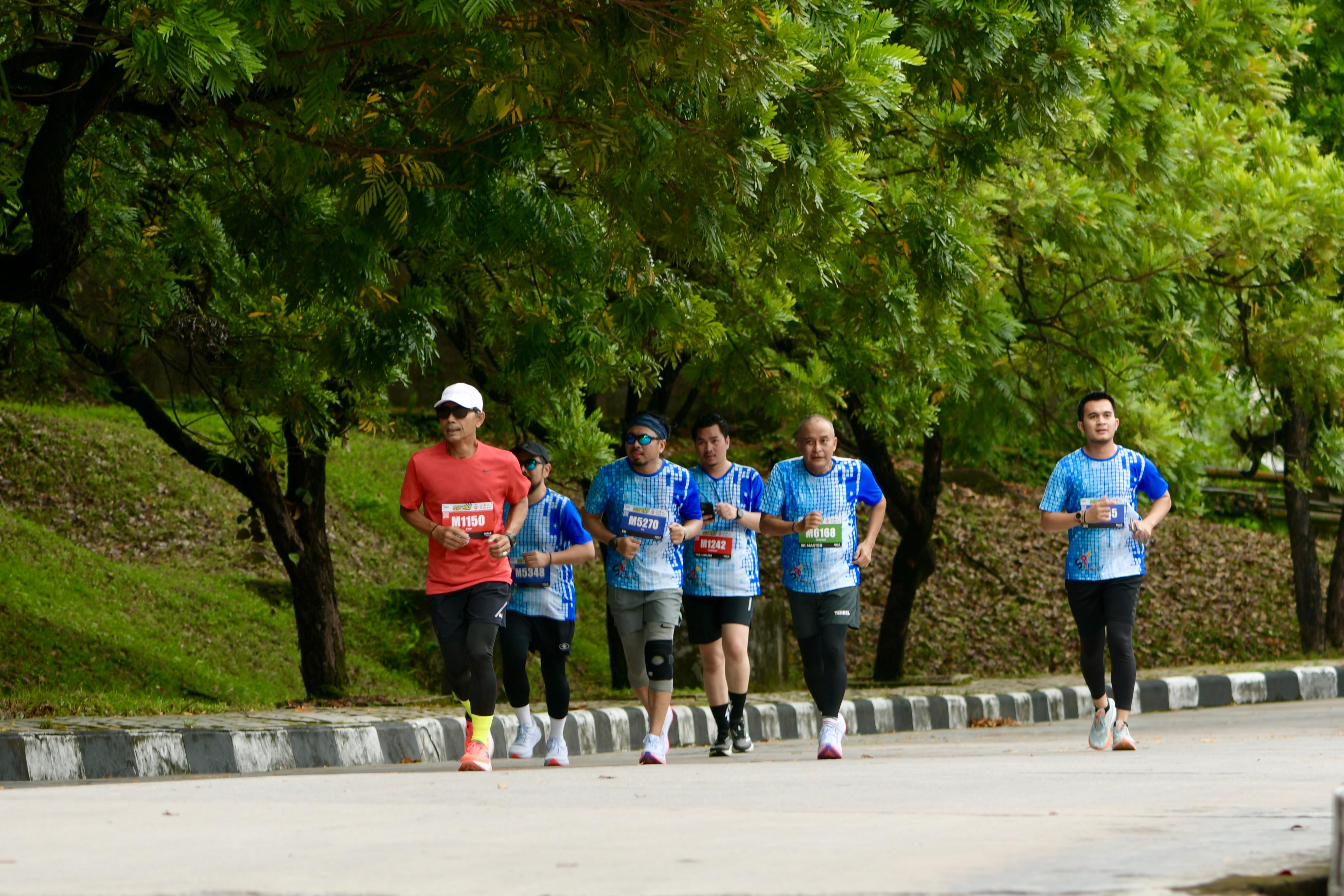 Semen Padang Fun Run 2025 diikuti pelari berbagai daerah, simbol semangat sehat dan kebersamaan, Minggu (9/11/2025).