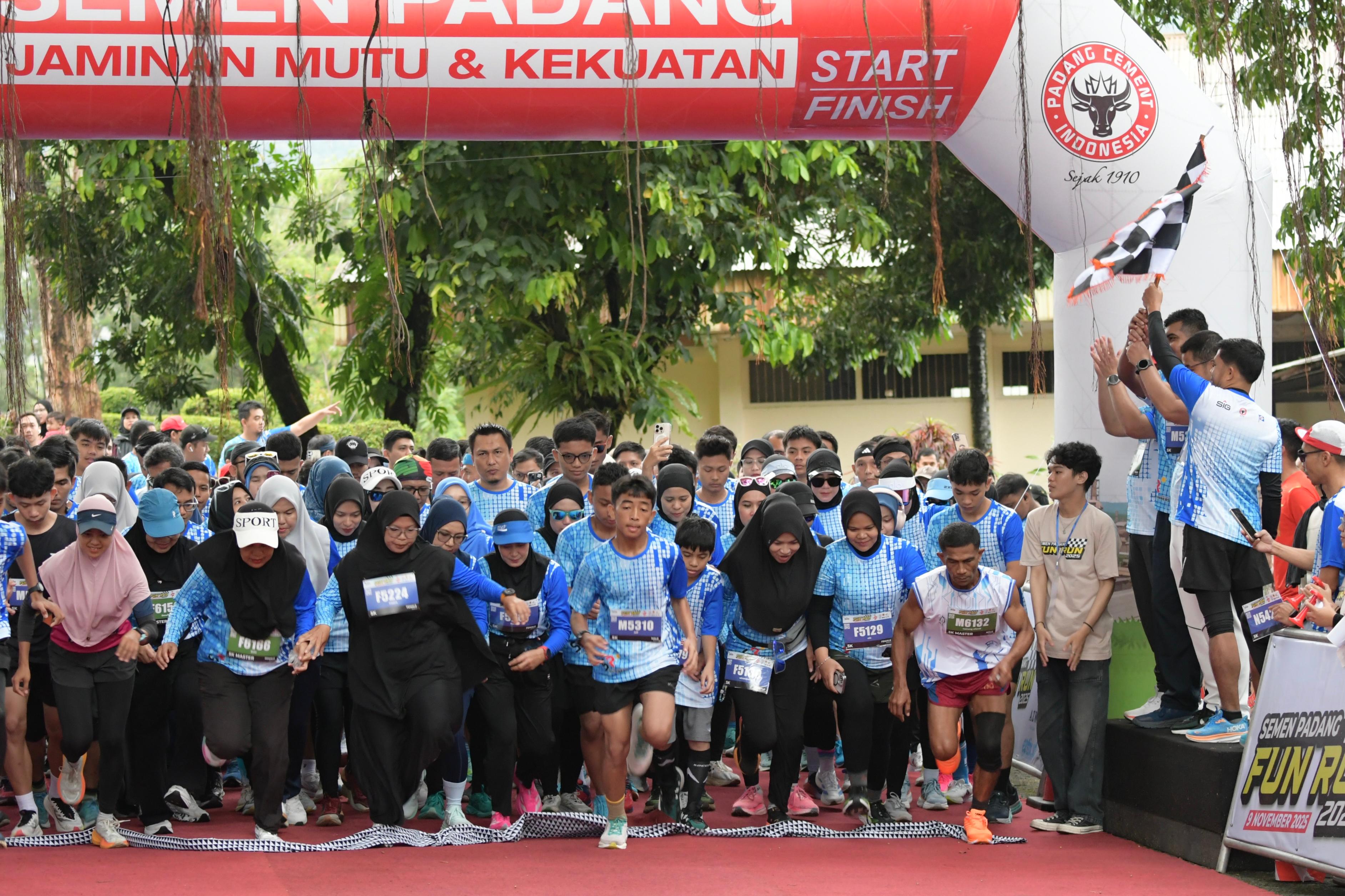 Sebanyak 700 peserta meramaikan Semen Padang Fun Run 2025 di Indarung, Padang. Event ini tampilkan jalur berbukit dan panorama alam menawan.