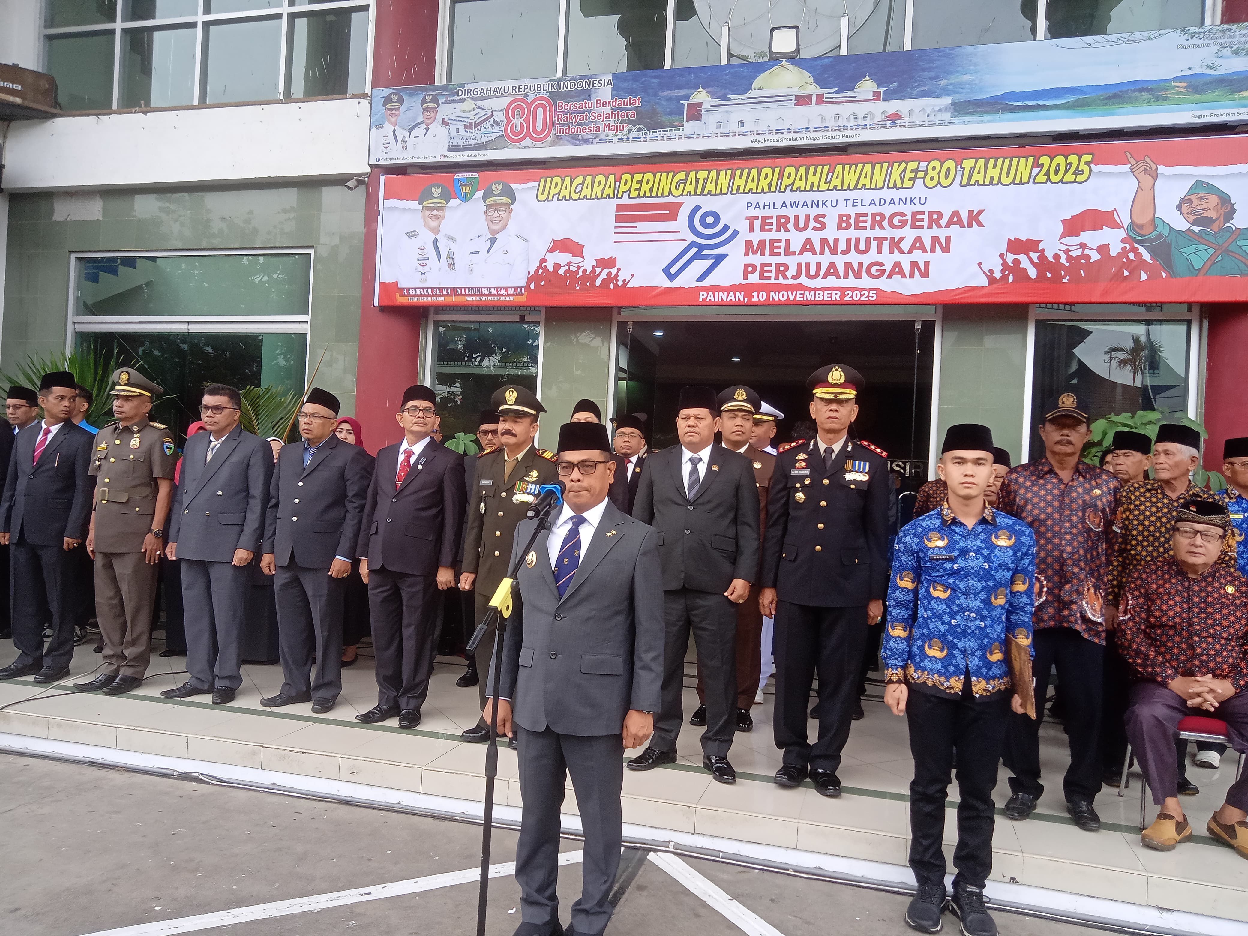 Wakil Bupati Pessel Risnaldi Ibrahim saat menjadi pembina upacara Hari Pahlawan Nasional. (Yoni S/Padeks)