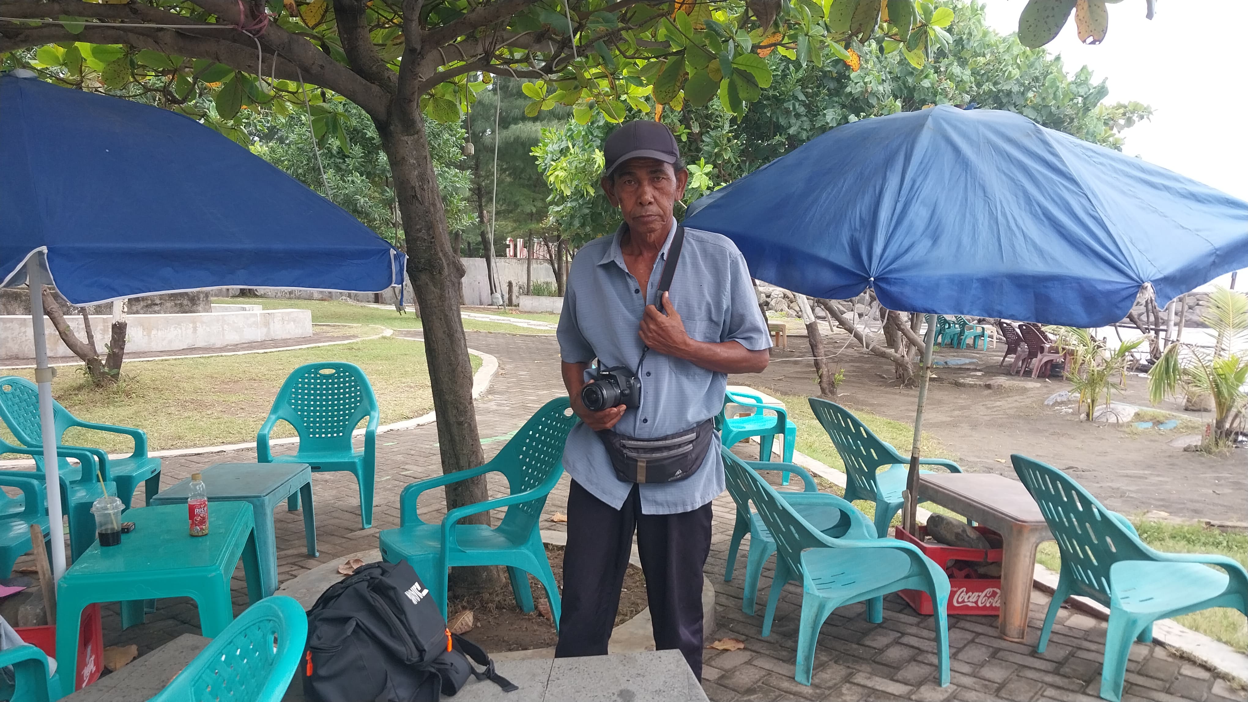 Syahril, mantan fotografer keliling di Padang, kini menjadi kreator konten YouTube dengan kanal &ldquo;Photo Amatir&rdquo;. (Mengki Kurniawan/Padeks)
