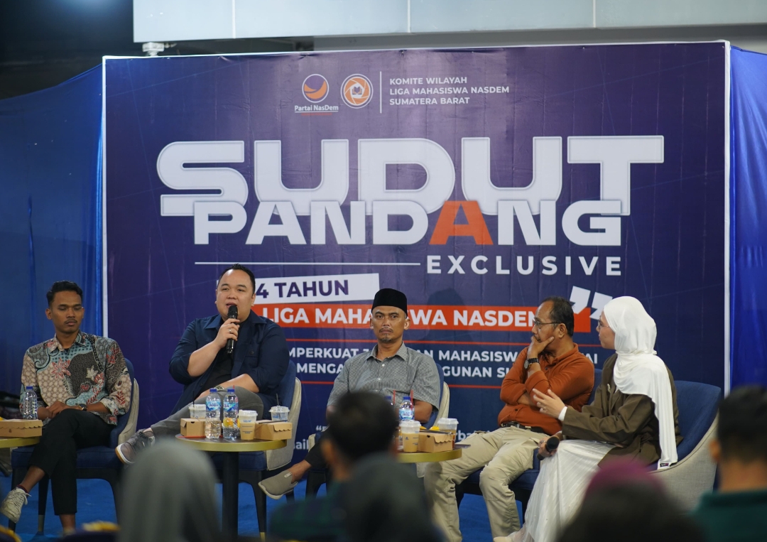 Sekretaris DPW NasDem Sumbar, Nanda Satria, saat menyampaikan pandangan tentang pentingnya pendidikan politik bagi mahasiswa dalam forum &ldquo;Sudut Pandang&rdquo; di Padang.(Foto: Panitia)