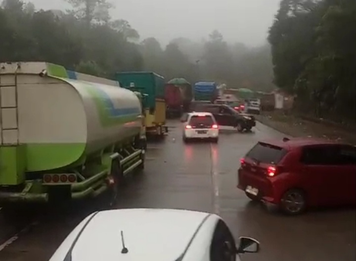 Kemacetan parah terjadi di jalur Sitinjaulauik, Padang-Solok, pagi ini, Senin (10/11/2025).