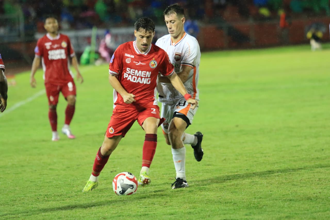 Pemain Semen Padang FC, Filipe Chaby saat diganggu oleh pemain Borneo FC.