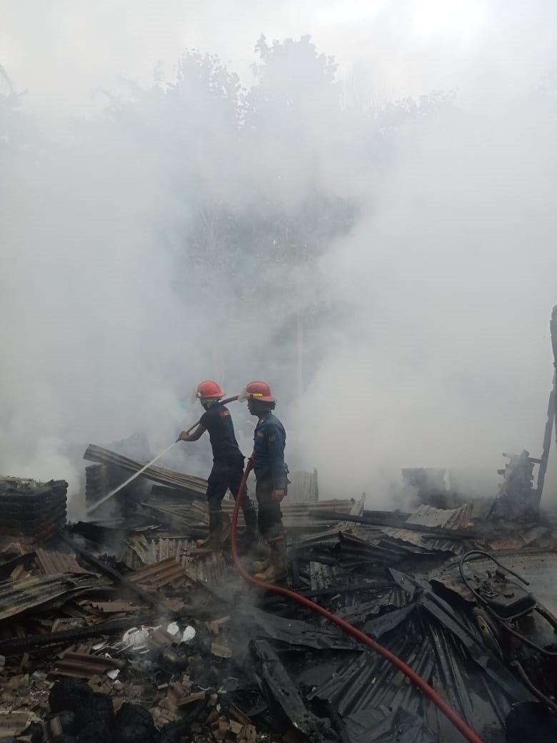 BERJIBAKU: Petugas Damkar Kabupaten Limapuluh Kota sedang memadamkan api di rumah warga di Jorong Spingai, Nagari Spingai, Kecamatan Guguak, Senin (10/11).