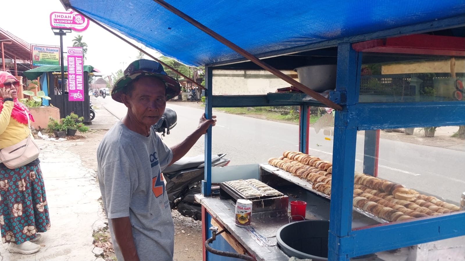 Kisah inspiratif Pak Basril, penjual Kue Pancung legendaris Padang yang bertahan 40 tahun menjaga cita rasa otentik di tengah gempuran jajanan modern.