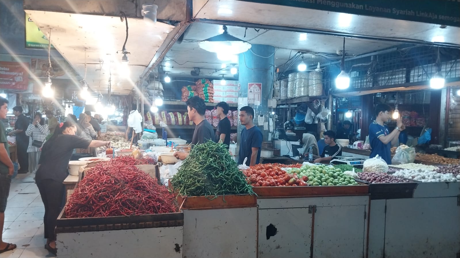 Harga cabai dan bawang di Pasar Raya Padang turun rata-rata Rp10.000/kg pada awal November 2025, meringankan beban belanja masyarakat.