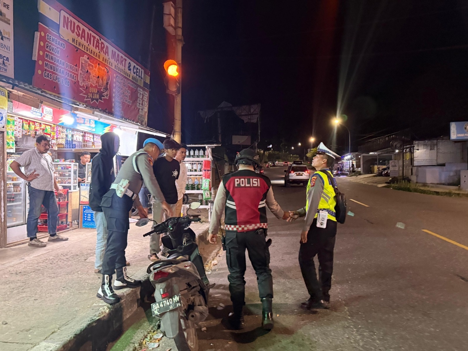 ANTISIPASI: Personel Polres Payakumbuh melaksanakan patroli gabungan KRYD Regu III di kawasan Ngalau Indah, Sabtu malam (27/11), untuk mencegah aksi premanisme dan gangguan kamtibmas.