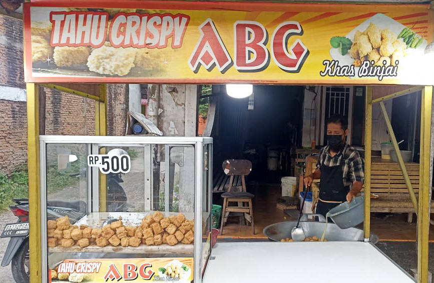 Kisah inspiratif Johan, penjual tahu crispy di Padang yang sukses raup omzet jutaan per hari berkat sistem kemitraan tanpa modal besar.