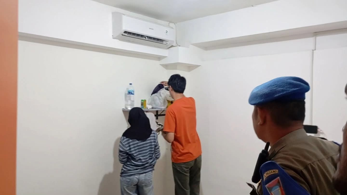 Satpol PP Padang amankan 24 pelanggar Trantibum saat patroli dini hari. Lima pasangan ilegal dan belasan muda-mudi terjaring dari beberapa lokasi, Senin dini hari (10/11/2025).