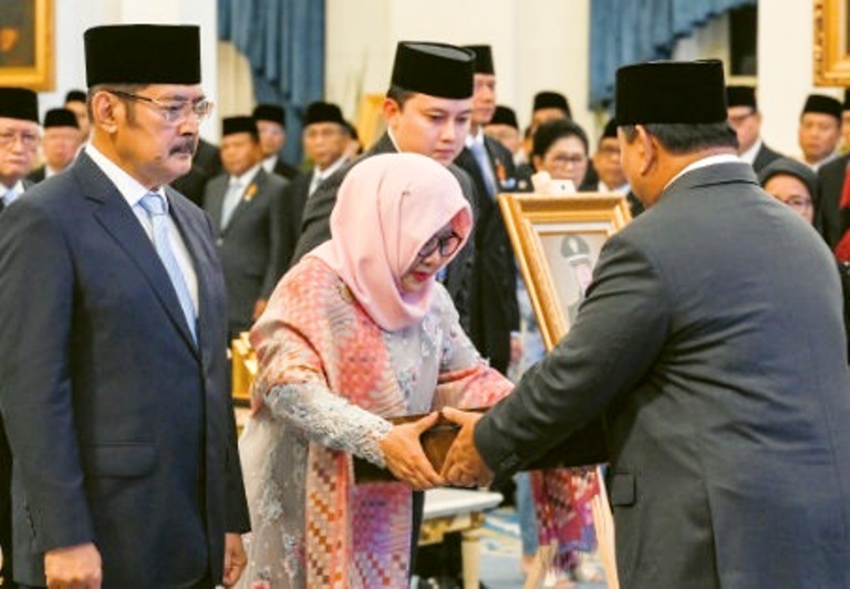 KELUARGA SOEHARTO: Putra dan putri Soeharto, Bambang Trihatmodjo dan Tutut Soeharto, mewakili keluarga dalam penganugerahan gelar pahlawan nasional kemarin.