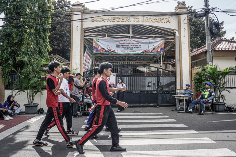 KONDUSIF: Polisi Militer Angkatan Laut berjaga di tempat terjadinya ledakan di SMAN 72 Jakarta, Senin (10/11). Untuk sementara, pembelajaran di sekolah tersebut dilakukan secara daring.