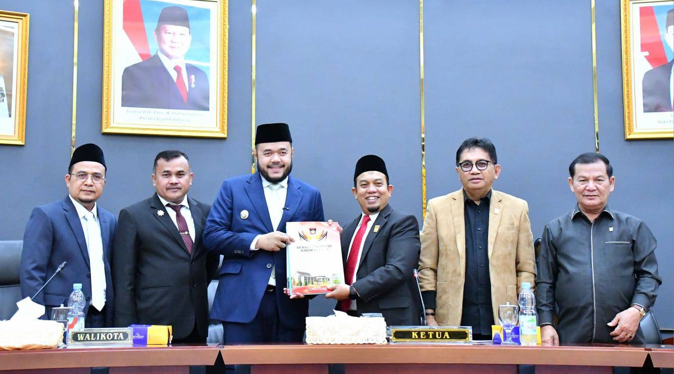 Wali Kota Padang Fadly Amran menghadiri Rapat Paripurna DPRD Padang, Senin (10/11/2025).