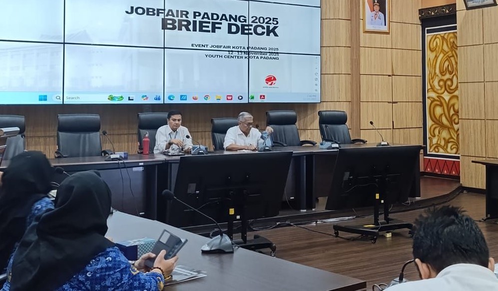 Kepala Disnakerin Padang, Ferri Erviyan Rinaldy saat rapat terakhir "Padang Job Fair 2025" di Balai Kota Padang, Senin (10/11/2025).