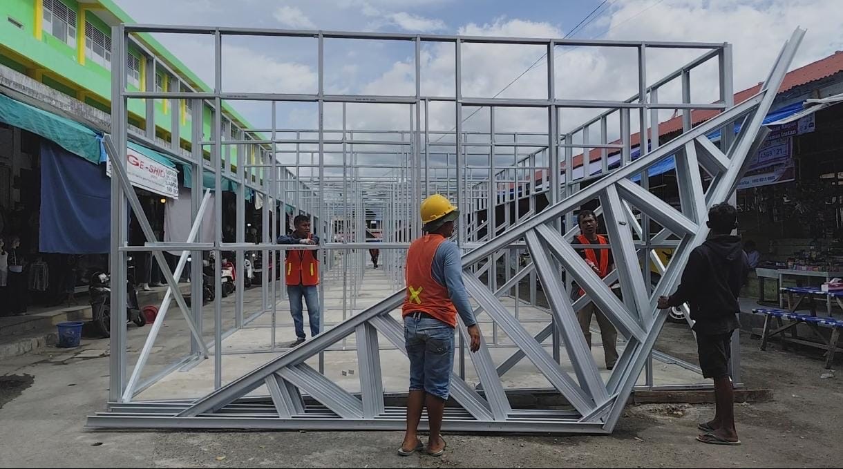 DITARGET: Pekerja tengah menyelesaikan pembangunan kios penampungan bagi pedagang korban kebakaran Pasar Blok Barat di belakang Pos Lantas, Payakumbuh.