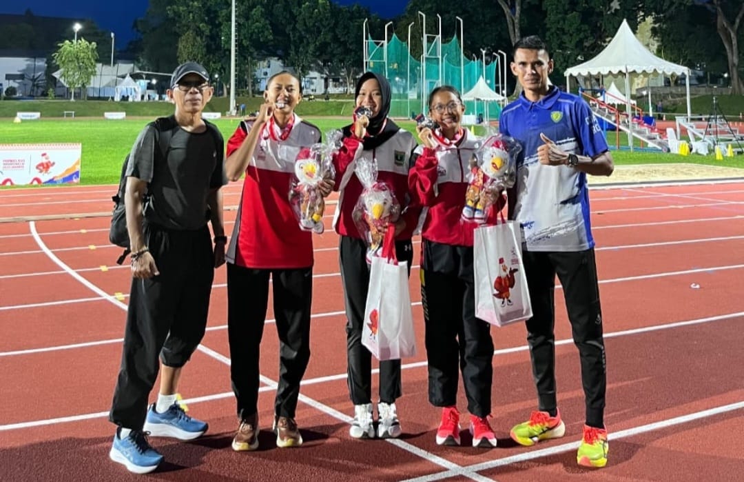 Dari kiri pelatih Anwar, Wilna Selvi, Dwi Allyne Amanda Suci, Alicia Nur Latifa, dan pelatih Rori. Ketiganya ditunjuk memperkuat Indonesia di SEA U18 & U20 Athletics Championships 2025.