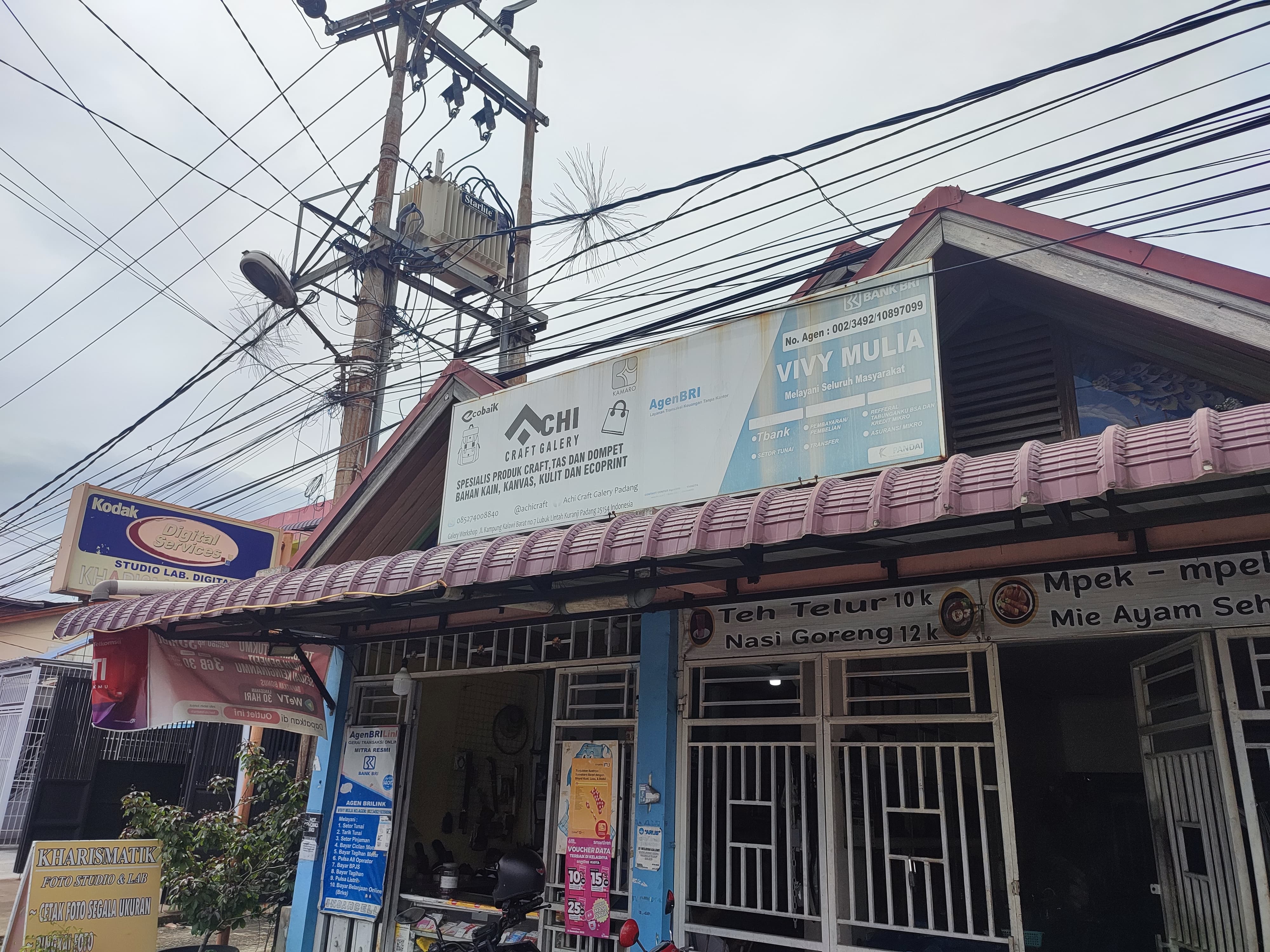 Achi Craft Gallery di Padang kembangkan produk handmade kulit dan ecoprint. Fokus pada kolaborasi dan produksi terbatas untuk jaga kualitas.