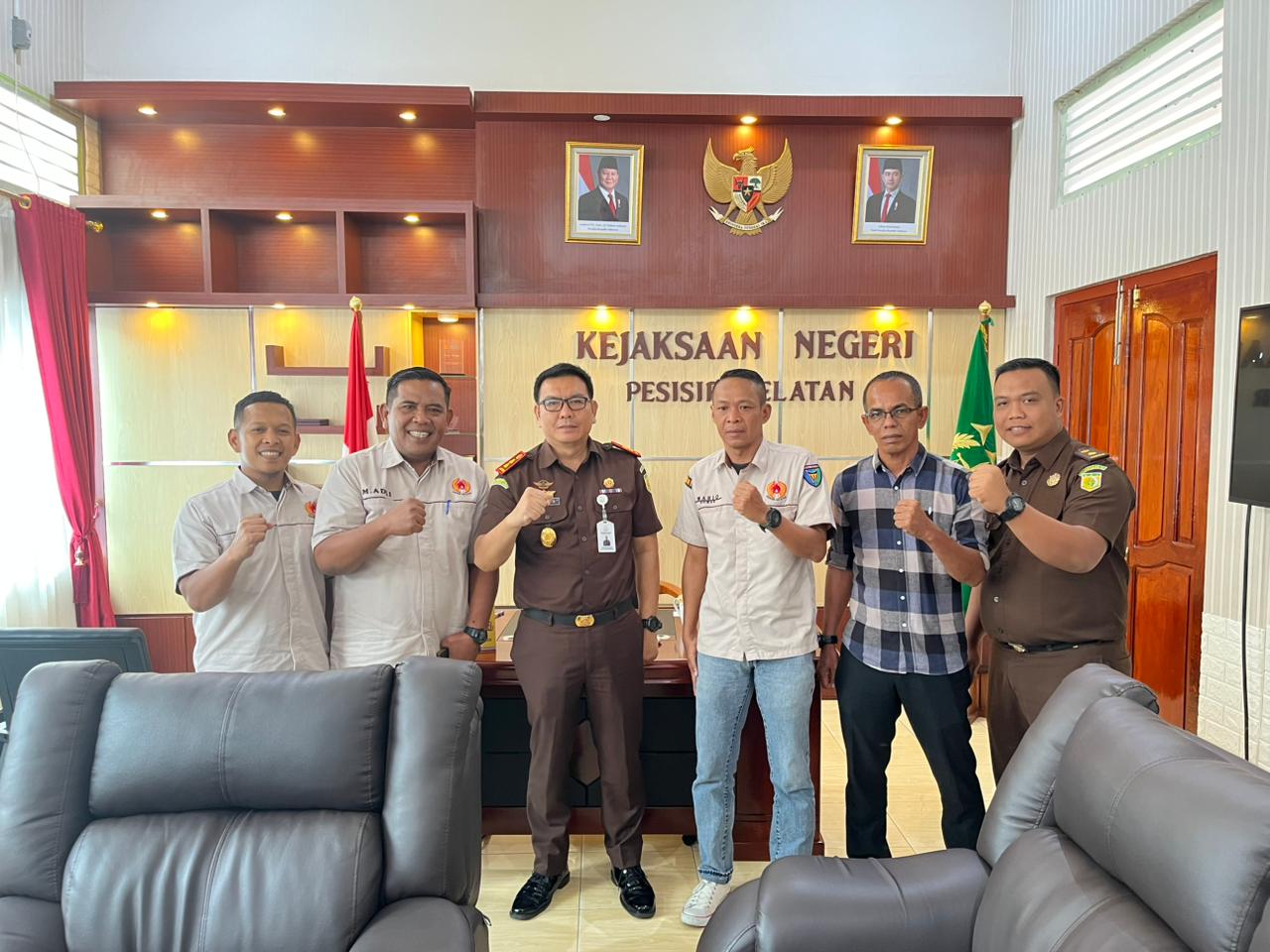 Ketua KONI, M Adli, (dua dari kiri) bersama pengurus lainnya foto bersama Kajari Pessel, Mohd Radyan. (Dok Humas KONI)