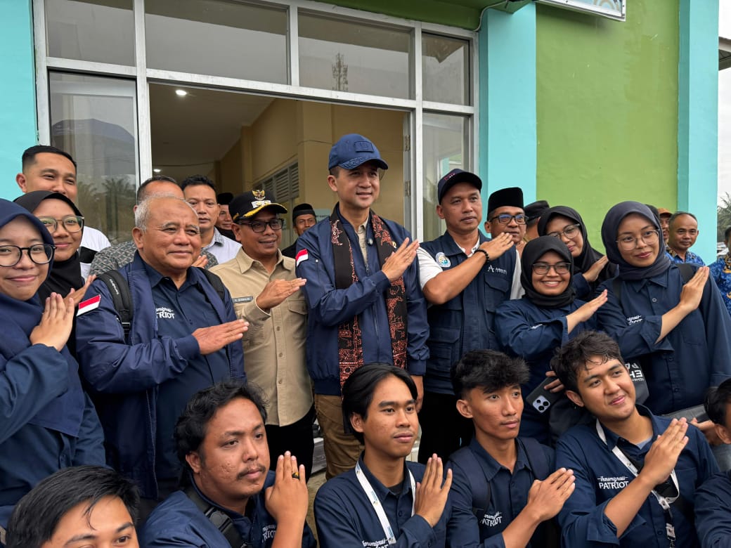 Wakil Bupati Pessel, Risnaldi Ibrahim, foto bersama dengan  Menteri Transmigrasi, Iftitah Sulaiman Suryanagara, saat berkunjungan ke Kawasan Transmigrasi Mandiri (KTM) Silaut Pessel. (dok Prokopim)