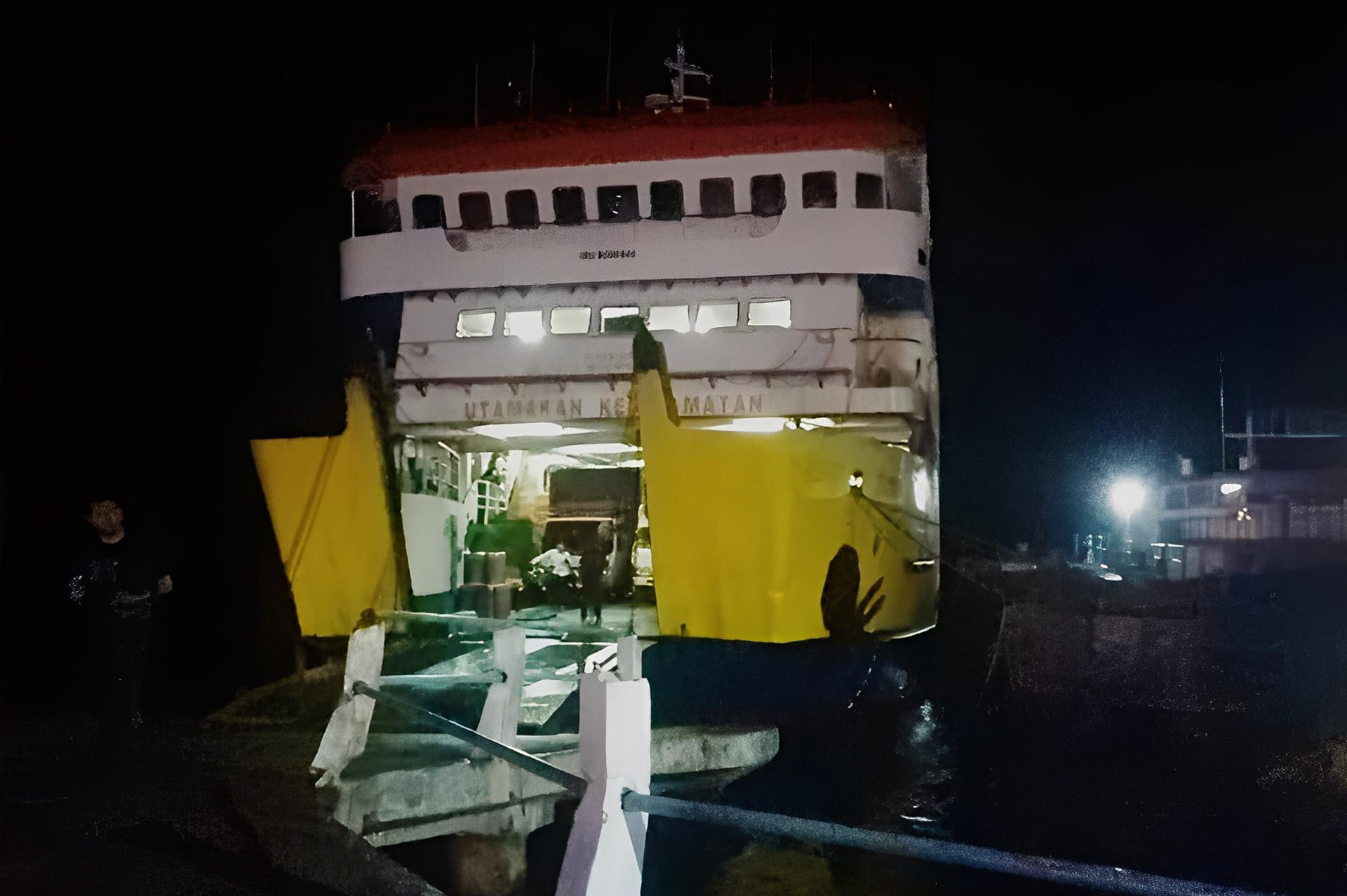 Cuaca ekstrem dan gelombang tinggi 2,5 meter membuat KMP Gambolo tunda pelayaran ke Padang. BMKG Maritim Teluk Bayur keluarkan peringatan dini.