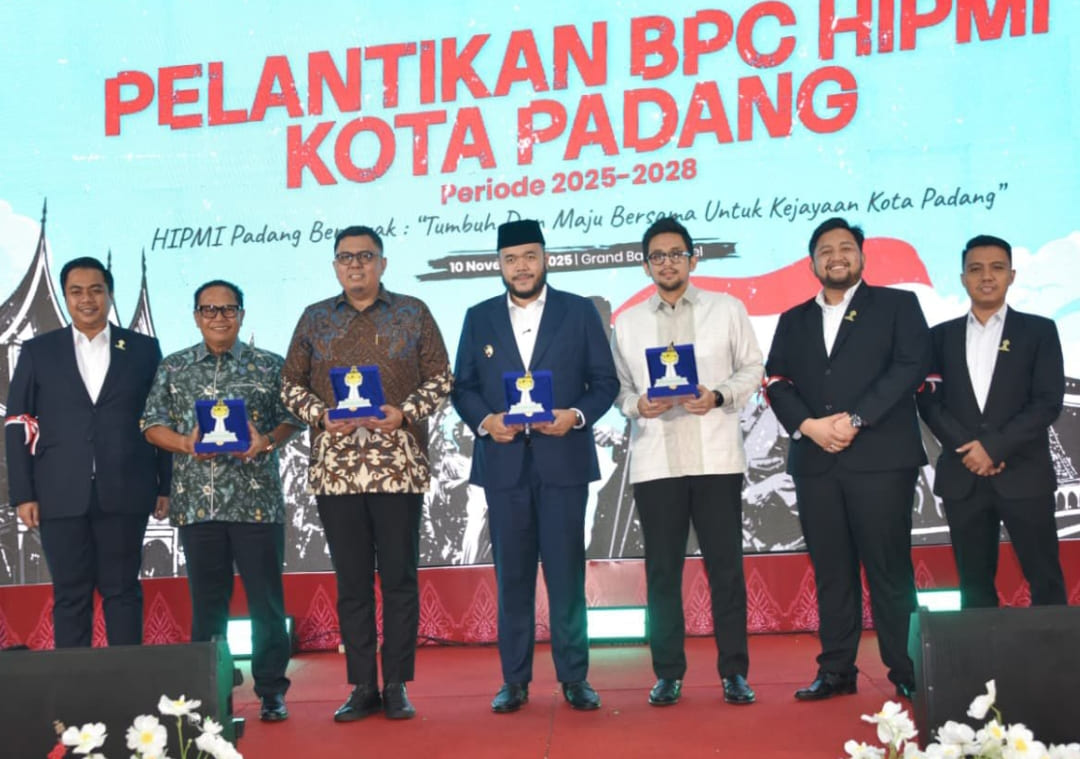 Wali Kota Padang Fadly Amran bersama Ketua Umum BPC HIPMI Kota Padang Wendoky Putra Basko usai pelantikan pengurus periode 2025&ndash;2028 di Grand Basko Hotel Padang, Senin (10/11/2025).(Foto: Prokopim)