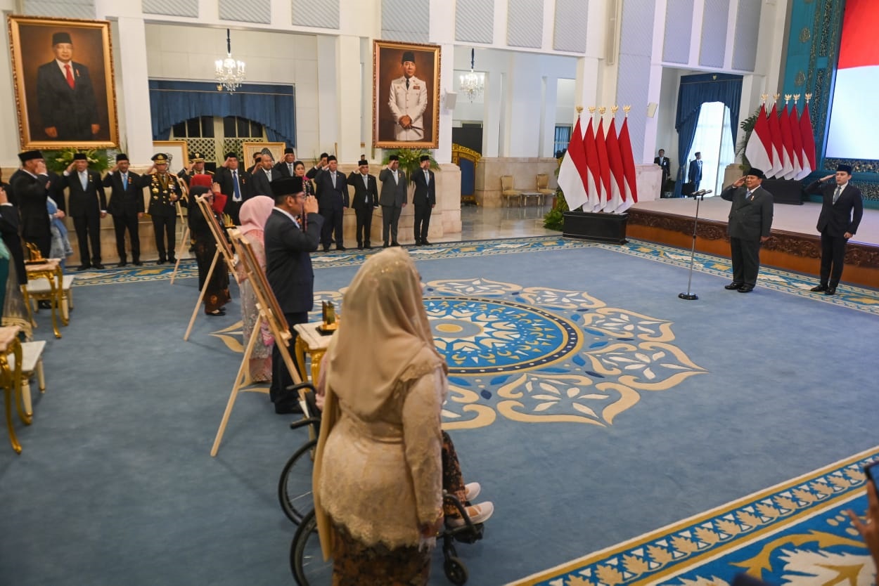 PEMBERIAN GELAR PAHLAWAN NASIONAL: Presiden Prabowo Subianto (kedua kanan) memimpin prosesi pemberian gelar pahlawan nasional di Istana Negara, Jakarta, Senin (10/11).
