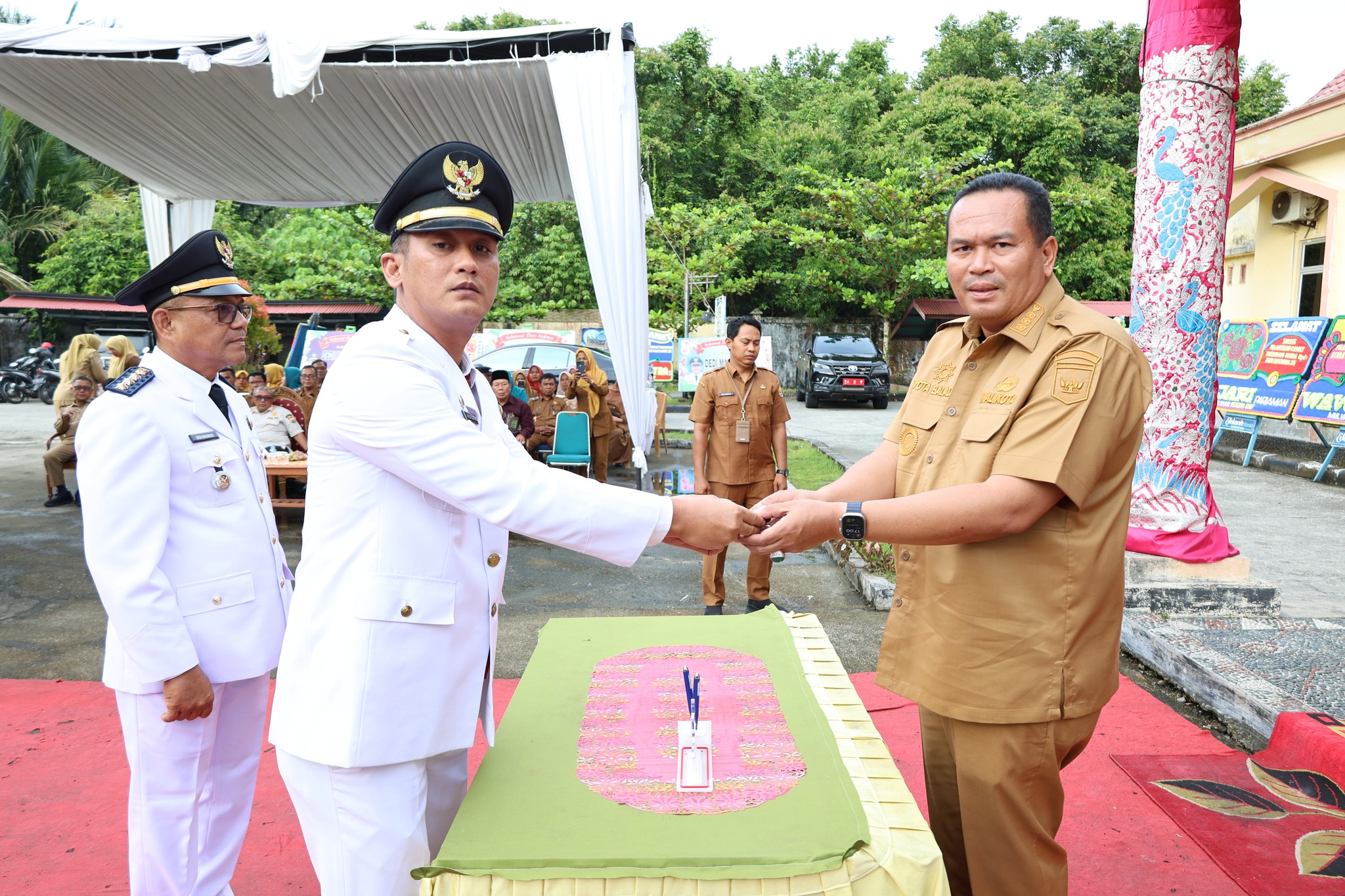 Wali Kota Pariaman Yota Balad lantik Camat Pariaman Utara Dedi Masmudi dan Ketua TP PKK Kecamatan, dorong kolaborasi wujudkan pelayanan publik unggul.