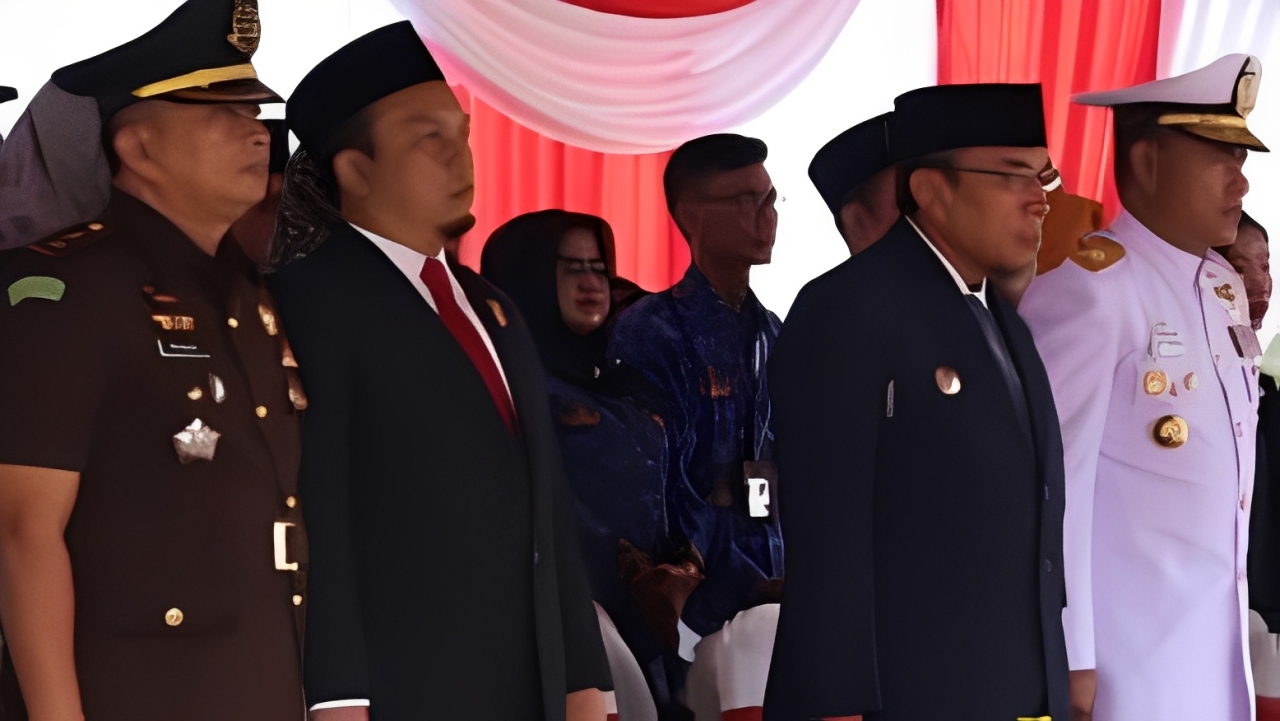 Ketua DPRD Padang Muharlion hadiri Upacara Hari Pahlawan 2025 di Balaikota Aia Pacah, ajak warga teladani semangat perjuangan para pahlawan.