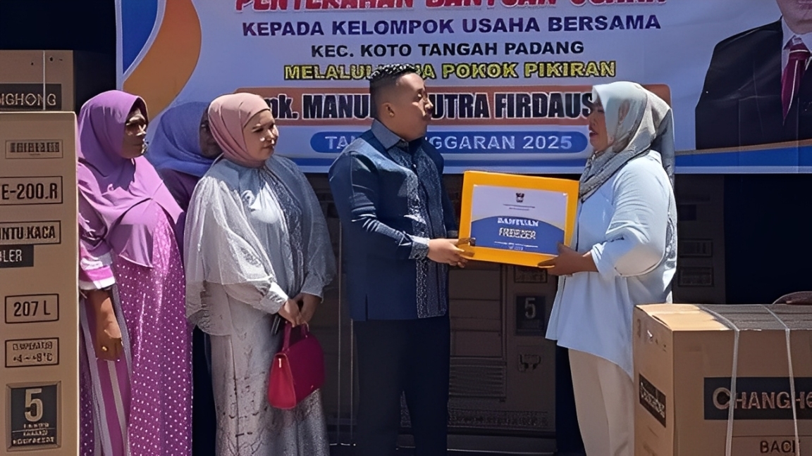 Anggota DPRD Padang Manufer Putra Firdaus salurkan bantuan Pokir berupa peralatan usaha kepada 400 pelaku UMKM di Kecamatan Koto Tangah, Minggu (9/11/2025).