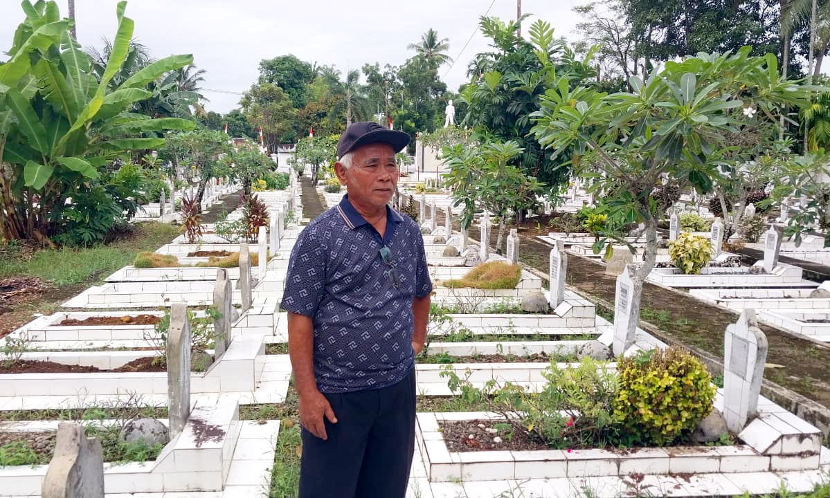 Pak Oyon, Sang Juru Kunci Taman Makam Pahlawan Kuranji, Kota Padang. (Foto: Mengki Kurniawan/Padeks)