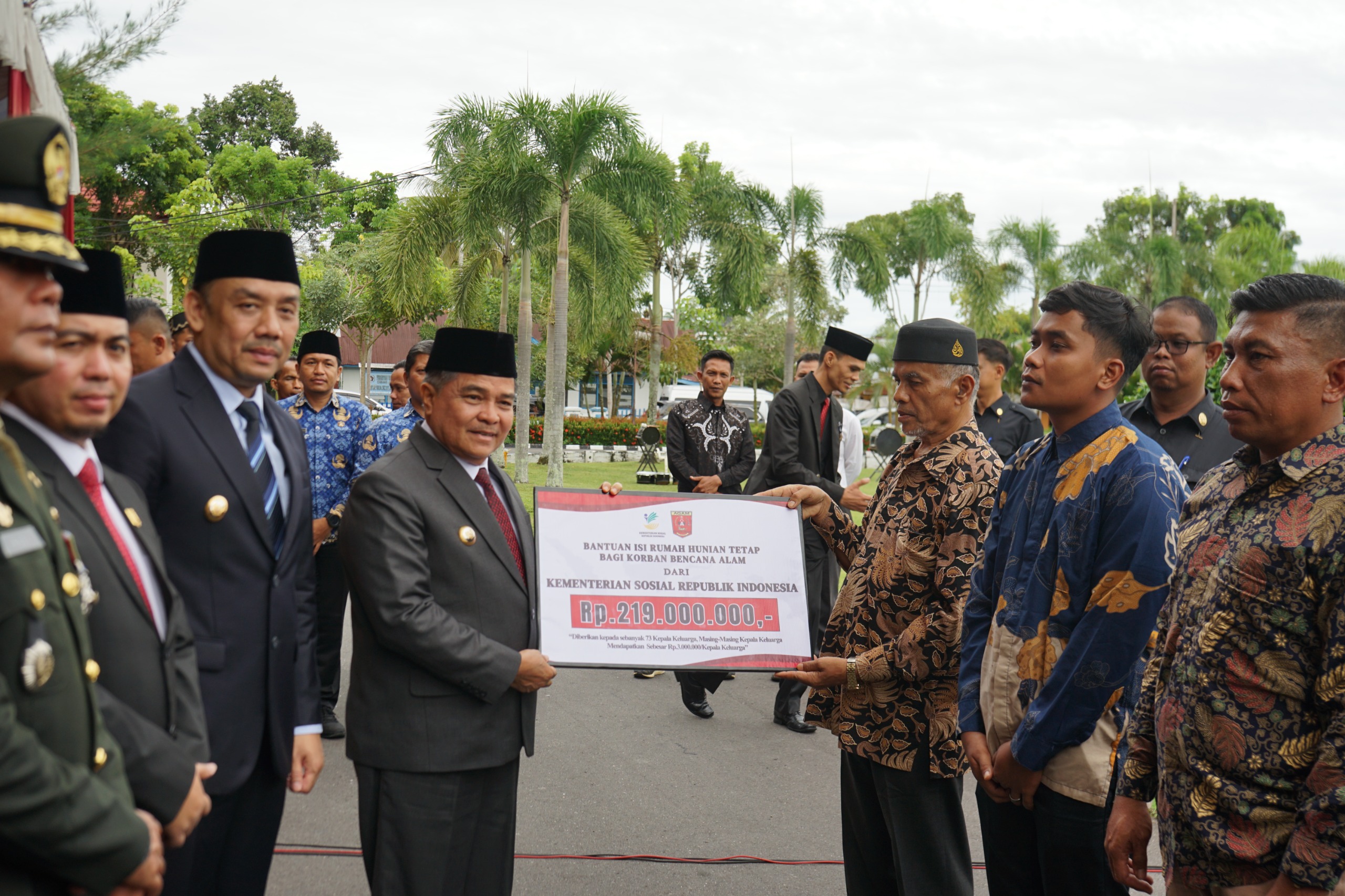 BANTUAN PASCABENCANA: Bupati Agam, Benni Warlis menyerahkan bantuan perlengkapan rumah tangga senilai total Rp 219 juta kepada warga relokasi usai upacara Hari Pahlawan Senin (10/11).