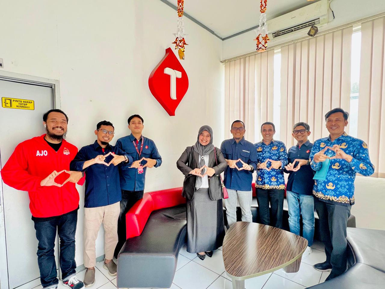 PROGRAM TELEKOMUNIKASI: Kepala Diskominfo Agam, Roza Syafdefianti saat berkunjung ke Kantor Telkomsel Branch Bukittinggi dalam rangka memperkuat kolaborasi dalam pengentasan titik blankspot.